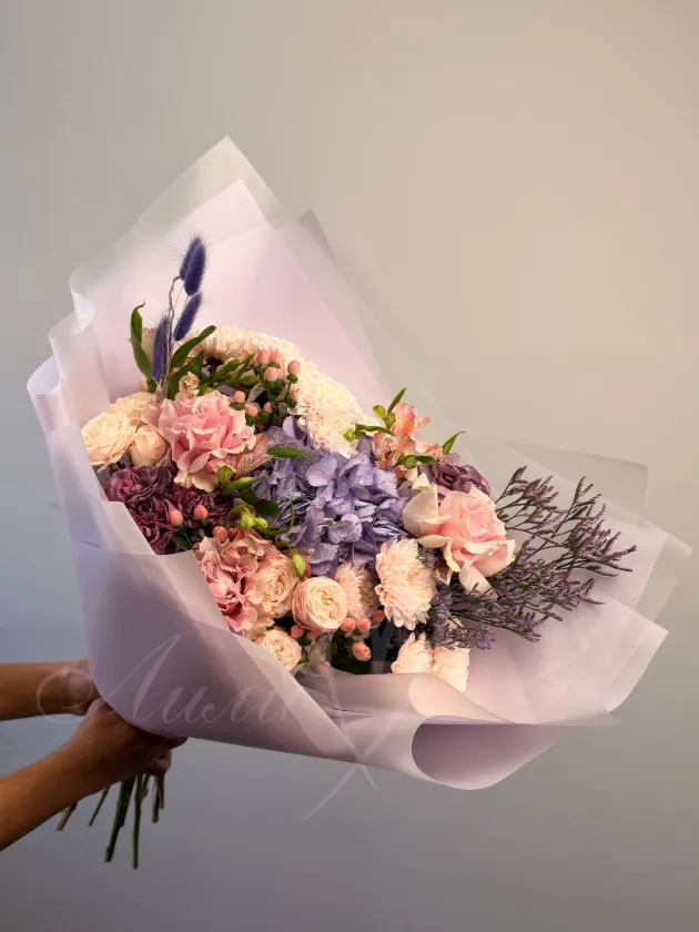Сборный букет из гортензии, роз и гвоздик «Искушение любви»