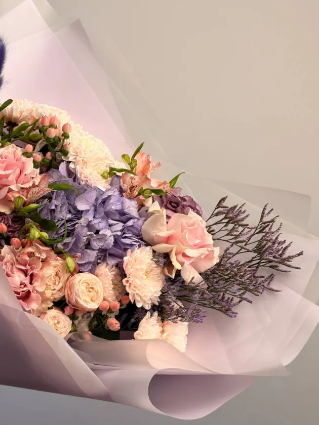 Сборный букет из гортензии, роз и гвоздик «Искушение любви»