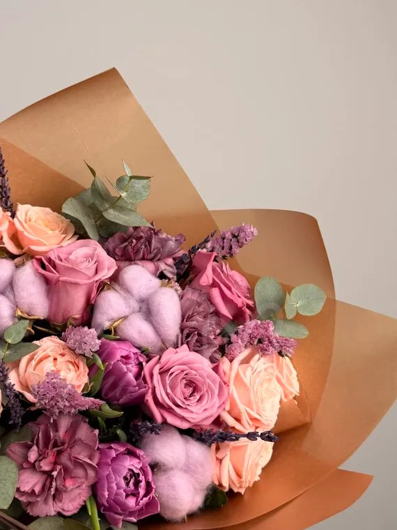 Букет из роз, гвоздик и тюльпанов «Адела»