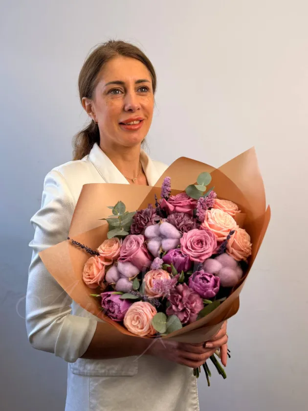 Букет из роз, гвоздик и тюльпанов «Адела»