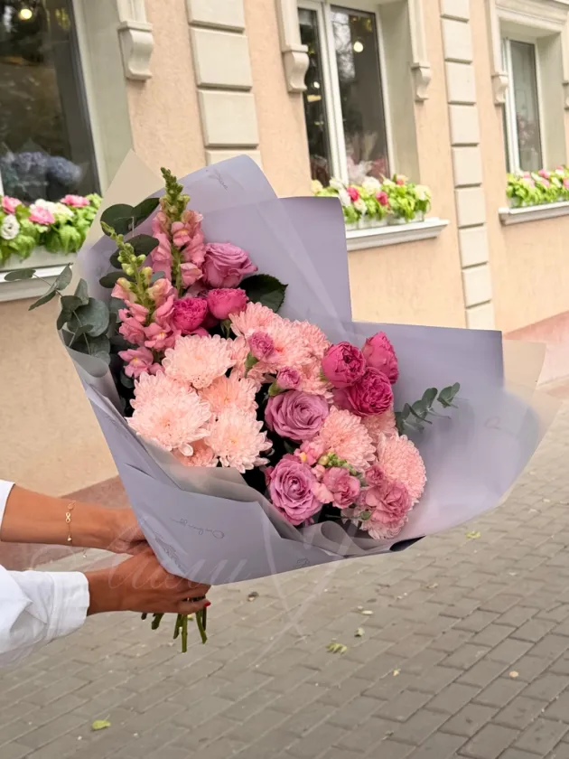 Букет из хризантем и роз «Цветочное очарование»