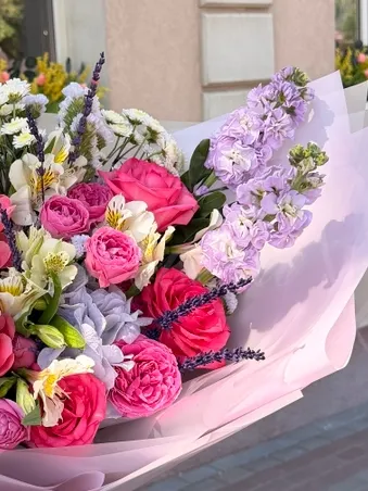 Букет с пионом и маттиолой «Санрайз»