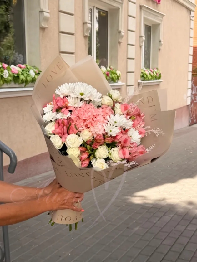 Букет с розами и альстромериями «Санрайз»