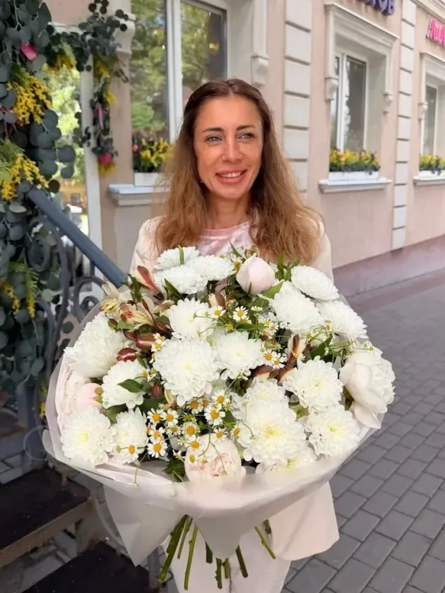 Букет из пионов, хризантемы и альстромерии «Незабудка»