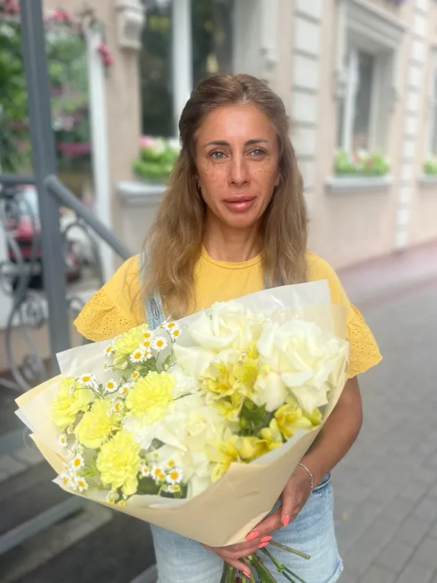 Букет из французских роз, гвоздик и ромашки «Любимые слова»