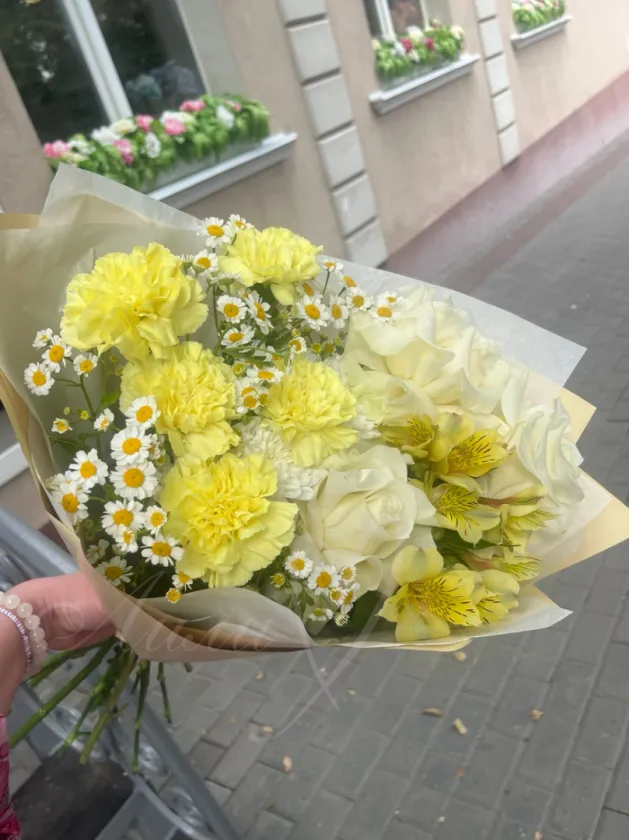 Букет из французских роз, гвоздик и ромашки «Любимые слова»