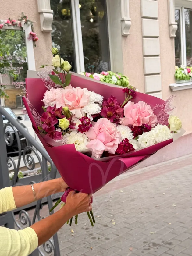 Букет из роз, альстромерии и эустомы «Жизель»