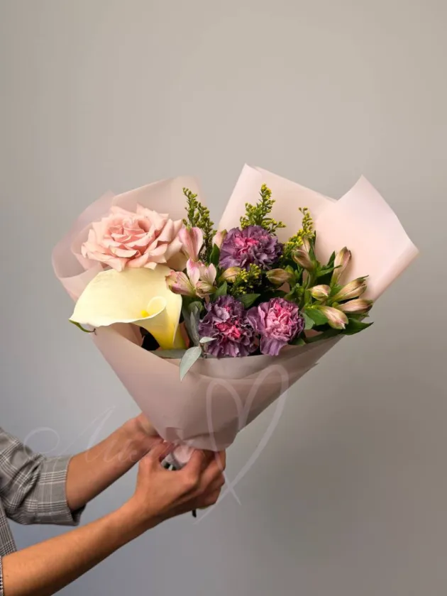 Букет с каллой и розой «Фея»