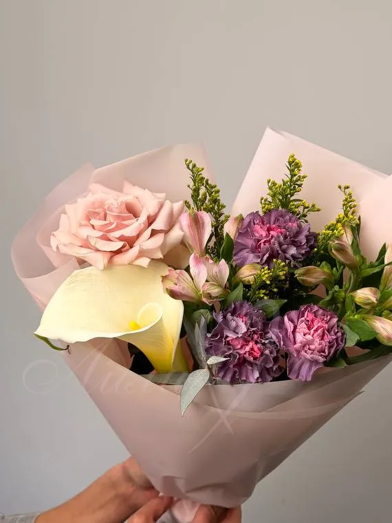 Букет с каллой и розой «Фея»