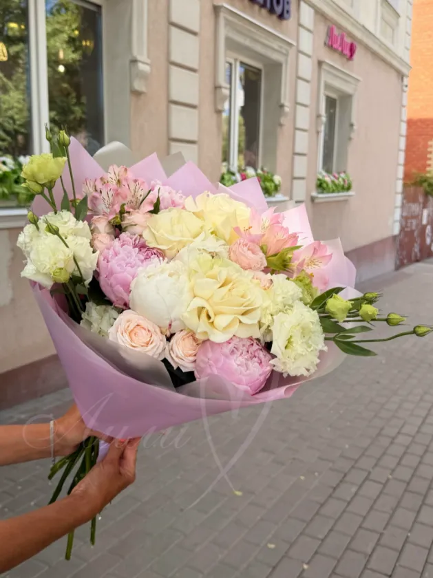 Букет из пионов, французской розы и эустомы «Очаровашка»