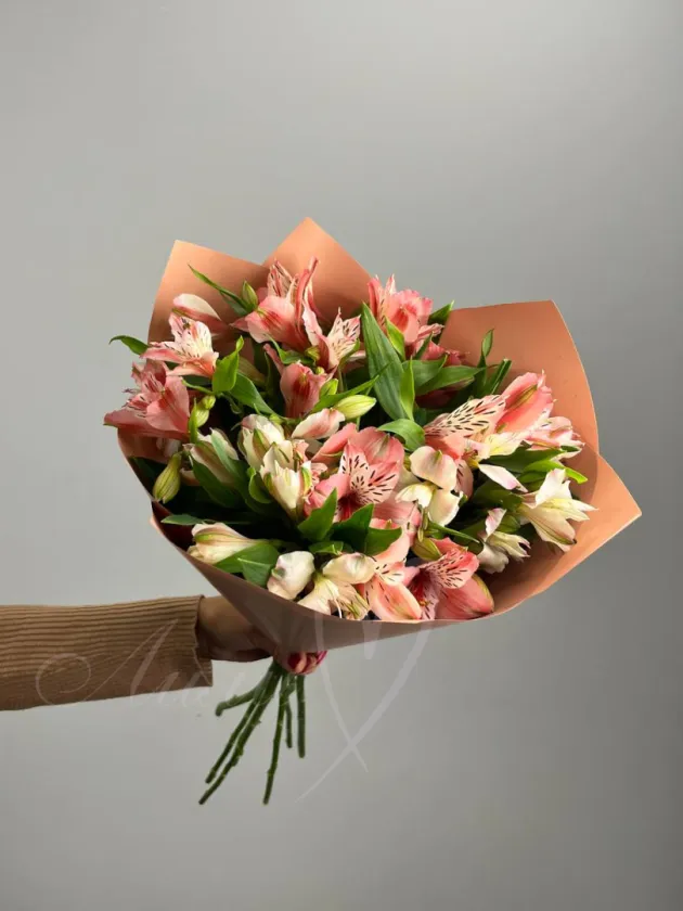 Букет из альстромерии «Воздушный комплимент»