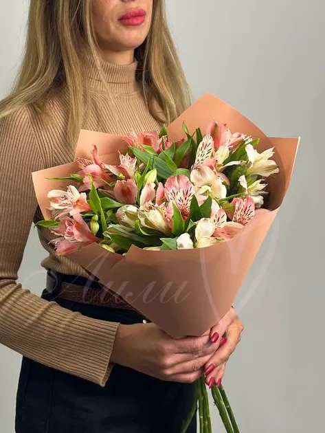 Букет из альстромерии «Воздушный комплимент»