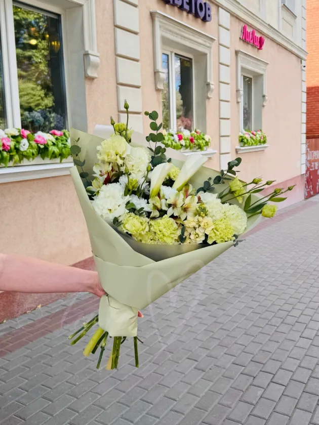 Букет из каллы, гвоздики и хризантемы «Валери»