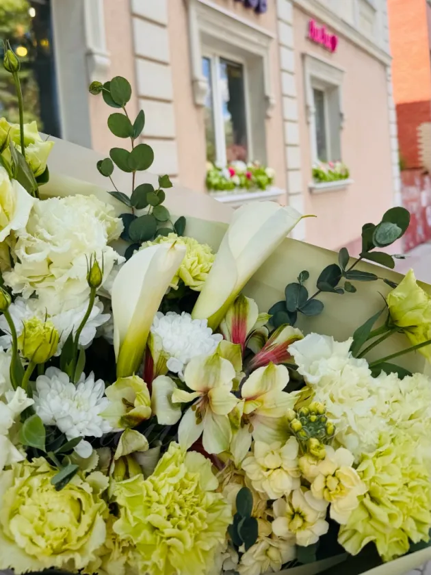 Букет из каллы, гвоздики и хризантемы «Валери»