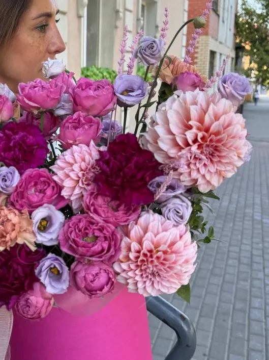 Композиция с георгином «Луиза»