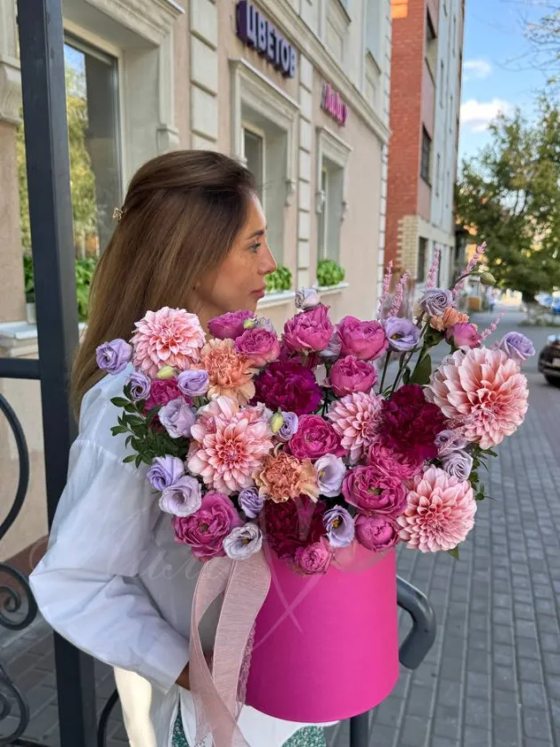 Композиция с георгином «Луиза»