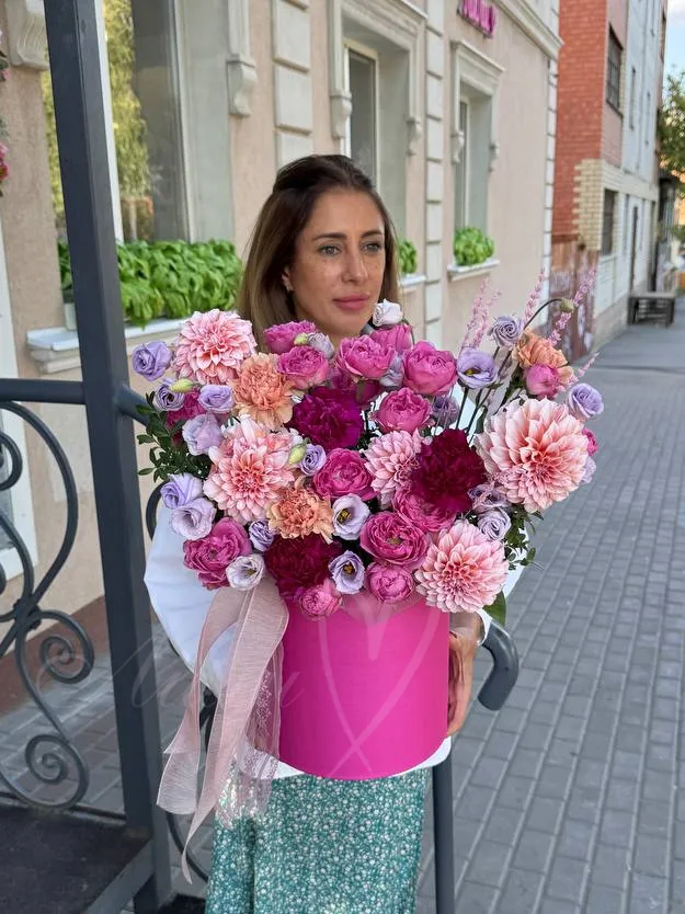 Композиция с георгином «Луиза»