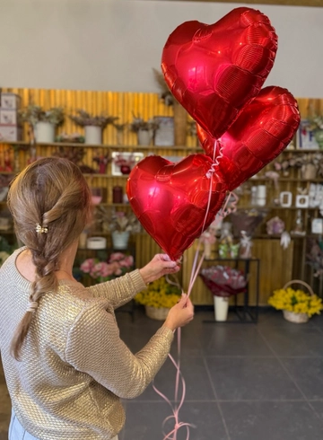 Фонтан из  красных сердец от интернет-магазина цветов в 