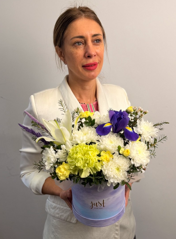 Сборная композиция из лилии, гвоздик и ириса &laquo;Фиеста&raquo; от интернет-магазина цветов в 