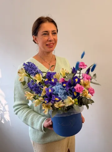 Композиция из ирисов, гиацинтов и альстромерии  &laquo;Воздушное облако&raquo; от интернет-магазина цветов в 