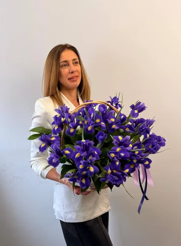 Композиция из ирисов  &laquo;Скарлет&raquo; от интернет-магазина цветов в 