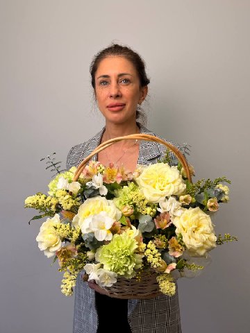 Композиция из роз и гвоздик &laquo;Нежный день&raquo; от интернет-магазина цветов в 