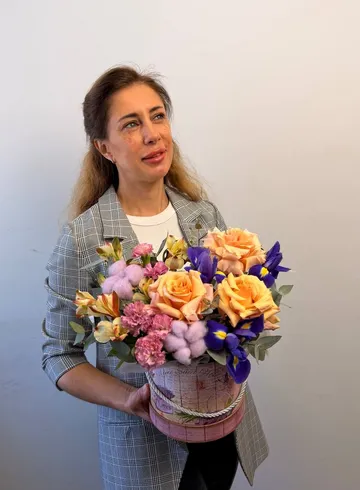 Композиция из французских роз, ирисов и гвоздик &laquo;Заветные мечты&raquo; от интернет-магазина цветов в 