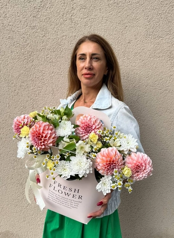 Композиция с георгинами «Райский сад» от интернет-магазина цветов в 