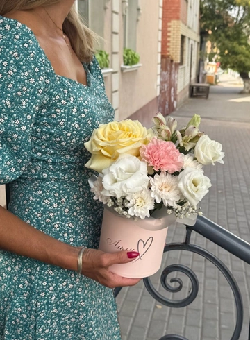 Композиция с розой «Илинка» от интернет-магазина цветов в 