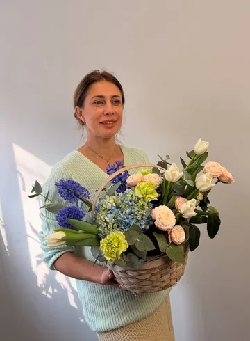 Композиция  из гиацинтов, тюльпанов и гвоздик &laquo;Ангелина&raquo; от интернет-магазина цветов в 