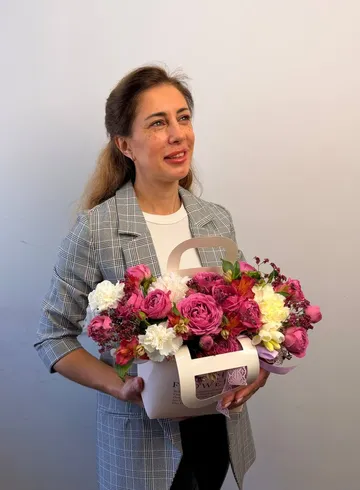 Композиция из роз, фрезии и гвоздик &laquo;Воздушное суфле&raquo; от интернет-магазина цветов в 