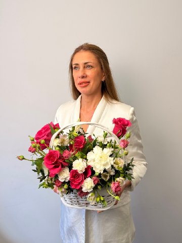 Композиция из роз и гвоздик &laquo;Мирабэлла&raquo; от интернет-магазина цветов в 