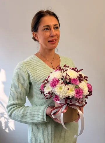 Композиция из хризантемы и гвоздик &laquo;Мирабэлла&raquo; от интернет-магазина цветов в 