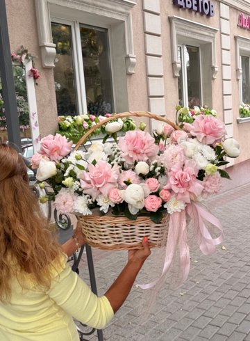 Композиция из пионов и французских роз &laquo;Цветочное послание&raquo; от интернет-магазина цветов в 