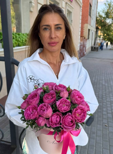 Композиция из кустовых роз «Фаина» от интернет-магазина цветов в 