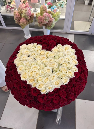 Композиция сердце «Необъятная любовь» от интернет-магазина цветов в 