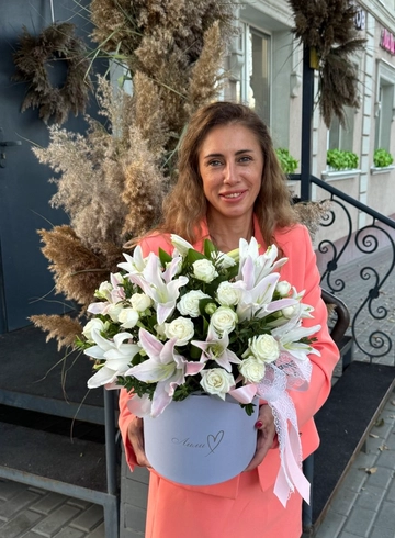 Композиция из лилии и роз &laquo;Изюминка&raquo; от интернет-магазина цветов в 