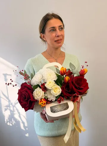 Композиция из роз и тюльпанов &laquo;Герда&raquo; от интернет-магазина цветов в 