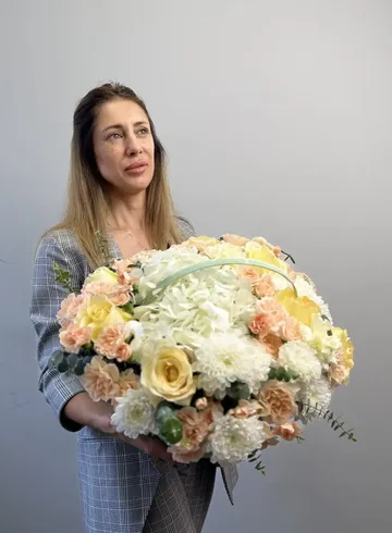 Композиция из гортензии, роз и гвоздик &laquo;Сказка весны&raquo; от интернет-магазина цветов в 