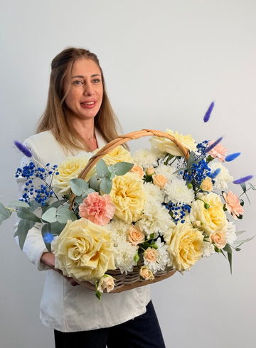 Композиция из роз, хризантем и гвоздик &laquo;Романтический вечер&raquo; от интернет-магазина цветов в 