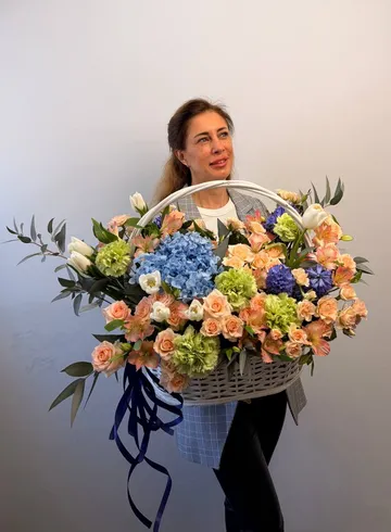 Композиция из гортензии, тюльпанов, роз и гвоздик &laquo;Престиж&raquo; от интернет-магазина цветов в 