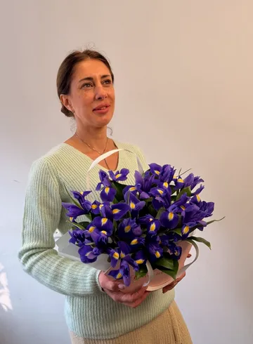 Композиция из ирисов &laquo;Тучка&raquo; от интернет-магазина цветов в 