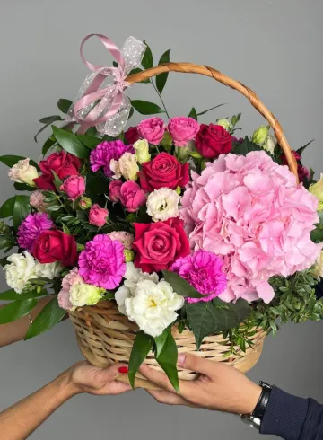 Корзина цветов «Поцелуй в цветах» от интернет-магазина цветов в 