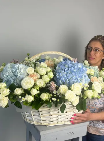 Корзина цветов «Нежные чувства» от интернет-магазина цветов в 