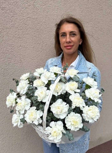 Корзина с гвоздикой &laquo;Белоснежка&raquo; от интернет-магазина цветов в 