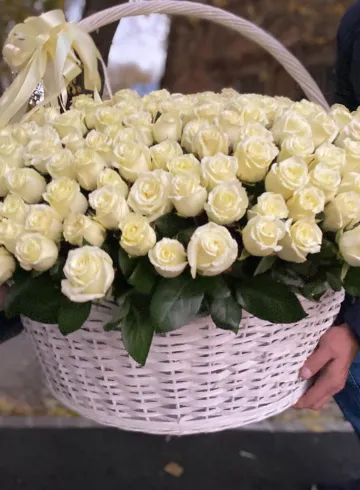 Корзина «Белые лебеди» от интернет-магазина цветов в 