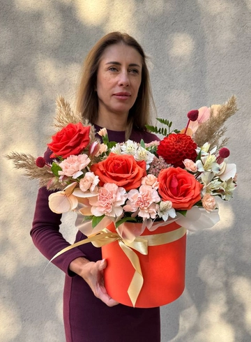 Композиция с розами «Жанр» от интернет-магазина цветов в 