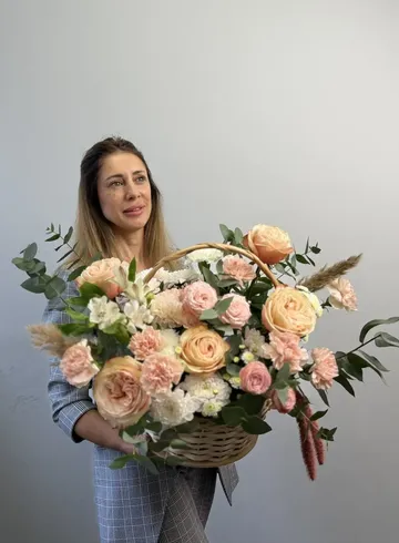 Композиция из роз, гвоздик и хризантемы &laquo;Махагон&raquo; от интернет-магазина цветов в 