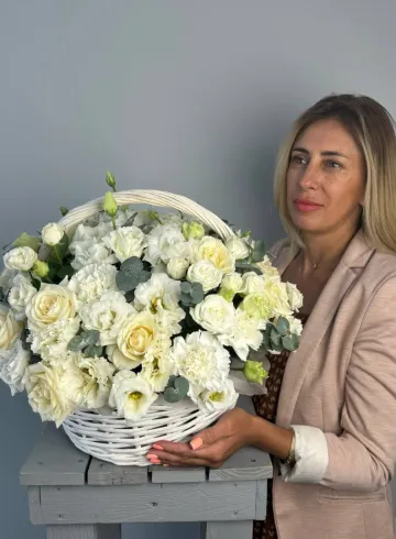 Корзина &laquo;Свадебный переполох&raquo; от интернет-магазина цветов в 