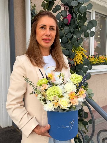 Композиция из роз, гвоздик и альстромерии &laquo;Робкий поцелуй&raquo; от интернет-магазина цветов в 